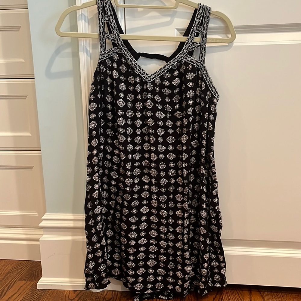 Dex black and white patterned flowy dress size small